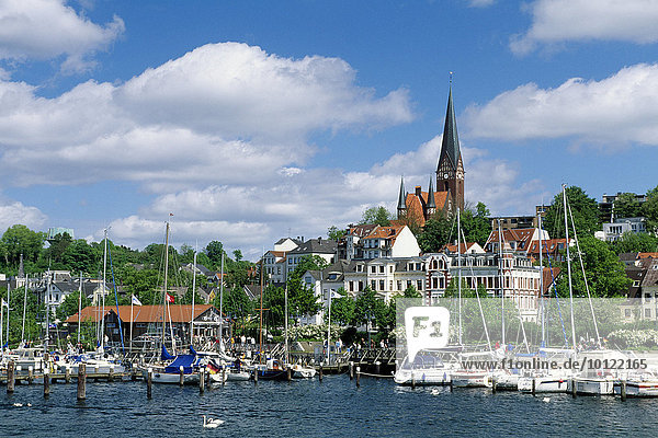 Sankt Jürgen Kirche und Segelboothafen in Flensburg  Schleswig-Holstein  Deutschland  Europa