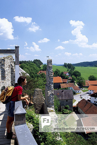 Wanderin  Burg Weißenstein  Ruine  Bayerischer Wald  Bayern  Deutschland  Europa