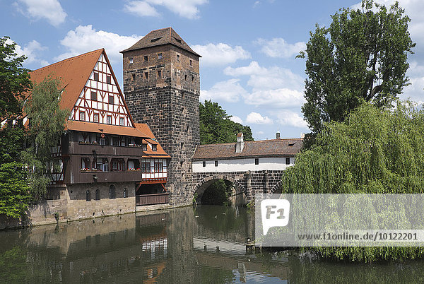 Alte Fachwerkhäuser und Henkerturm mit Henkersteg  Nürnberg  Mittelfranken  Bayern  Deutschland  Europa