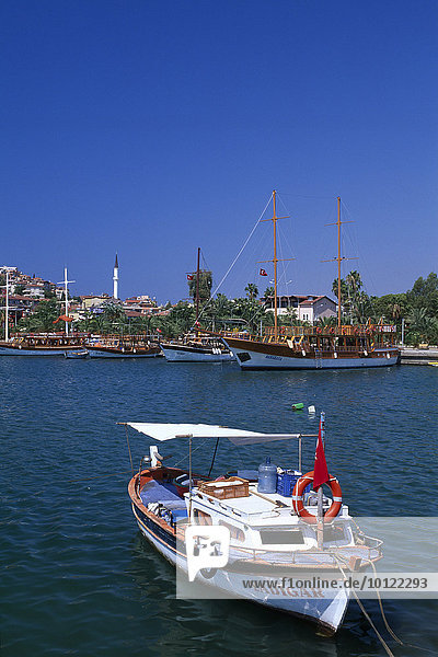 Fischerboot im Hafen von Alanya  Türkei  Asien