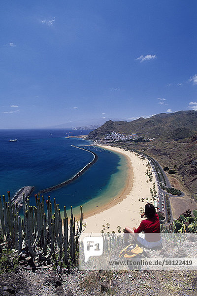 Frau blickt von oben auf den Strand Las Teresitas  San Andres  Kanarische Inseln  Teneriffa  Spanien  Europa