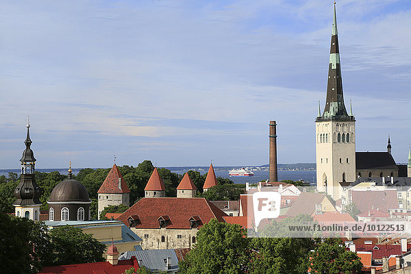 Olaikirche  Oleviste Kirik  Türme der Stadtmauer  hinten Ostsee  Ausblick vom Kohtuotsa Aussichtspunkt in der Oberstadt  Tallinn  Estland  Europa