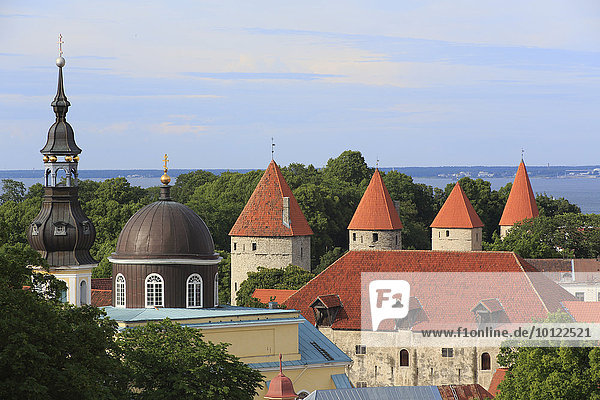 Türme der Stadtmauer  hinten Ostsee  Ausblick vom Kohtuotsa Aussichtspunkt in der Oberstadt  Tallinn  Estland  Europa