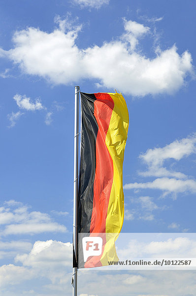Deutsche Nationalflagge,  hochkant,  vor Wolkenhimmel,  Baden-Württemberg,  Deutschland,  Europa