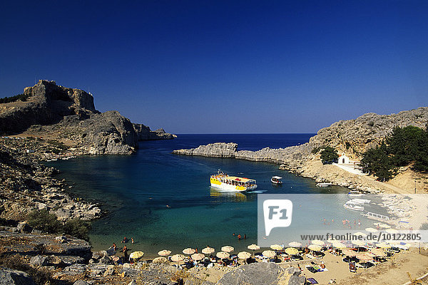 Liegestühle in einer Bucht  Lindos  Rhodos  Dodekanes  Griechenland  Europa