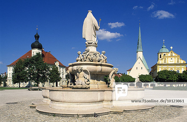 Brunnen am Kapellplatz mit Gnadenkapelle in Altötting  Niederbayern  Bayern  Deutschland  Europa