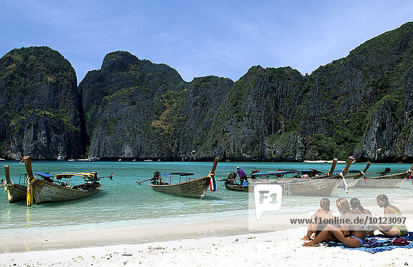 'Longtail Ausflugsboote am ''The Beach''  Ko Phi Phi  Thailand  Asien'