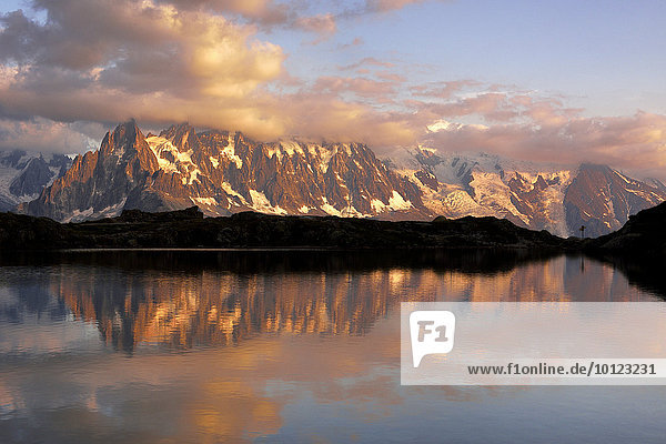 Mont Blanc Massiv im Abendlicht spiegelt sich im Lac de Chésserys  Chamonix  Frankreich  Europa