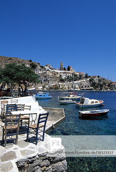 Taverne am Hafen auf der Insel Symi bei Rhodos  Dodekanes  Griechenland  Europa
