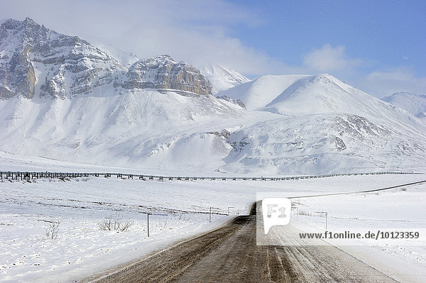 Ölpipeline von Prudhoe Bay nach Valdez im arktischen Winter entlang des Dalton Highway  Haul Road  Alaska  USA  Nordamerika
