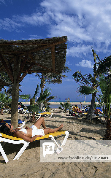 Frau auf Sonnenliege  Beachclub am Playa de Sotavento  Fuerteventura  Kanarische Inseln  Spanien  Europa