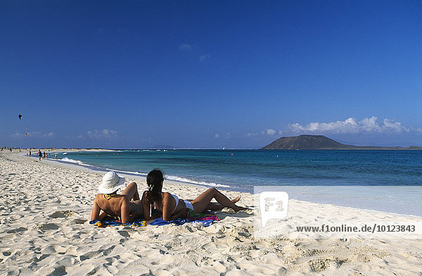 Zwei Frauen liegen am Strand  Playas de Corralejo  Fuerteventura  Kanarische Inseln  Spanien  Europa