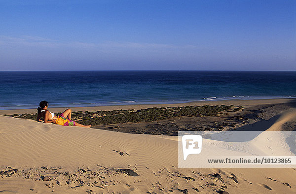 Frau auf Sanddüne bei den Playas de Sotavento  Fuerteventura  Kanarische Inseln  Spanien  Europa
