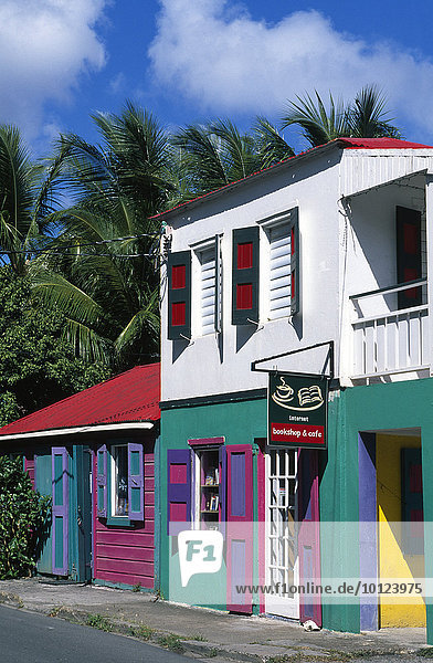 Bunte Fassaden in Roadtown auf der Insel Tortola  Britische Jungferninseln  Karibik  Nordamerika
