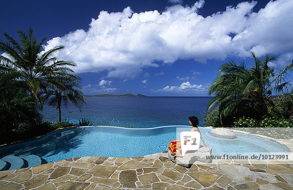 Frau am Spa Pool des Little Dix Bay Resorts auf der Insel Virgin Gorda  Britische Jungferninseln  Karibik  Nordamerika