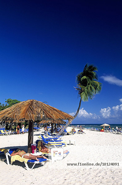 Strand,  Sonnenschirm,  Touristen beim Sonnenbad,  Isla Palominos,  Puerto Rico,  Karibik,  Nordamerika