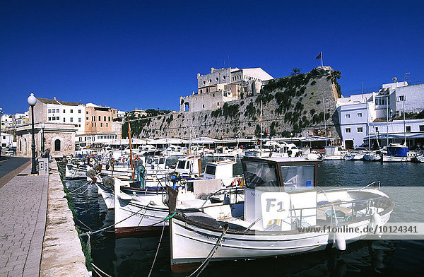 Fischerboote im Hafen von Ciutadella  Menorca  Balearen  Spanien  Europa