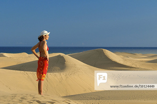 Frau in Sanddünen von Maspalomas  Gran Canaria  Kanarische Inseln  Spanien  Europa