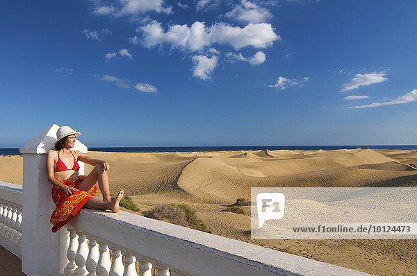 Frau vor Sanddünen von Maspalomas  Gran Canaria  Kanarische Inseln  Spanien  Europa