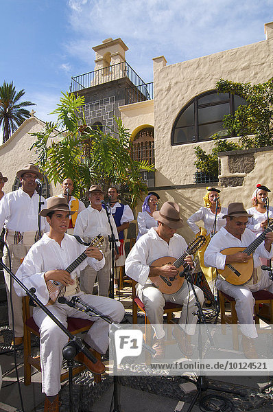 Musiker beim Trachtenfest in Las Palmas  Gran Canaria  Kanarische Inseln  Spanien  Europa
