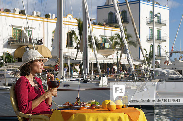 Frau an Tisch in Restaurant in Puerto Mogan  Gran Canaria  Kanarische Inseln  Spanien  Europa