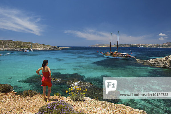 Frau betrachtet Blaue Lagune von Comino  Malta  Europa