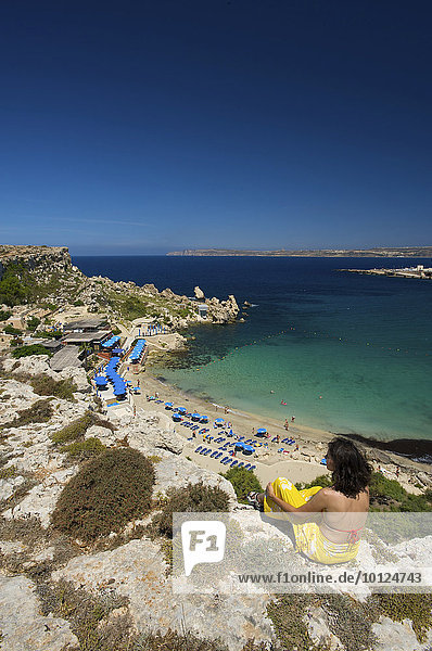 Frau mit Blick auf Paradise Bay bei Cirkewwa  Malta  Europa
