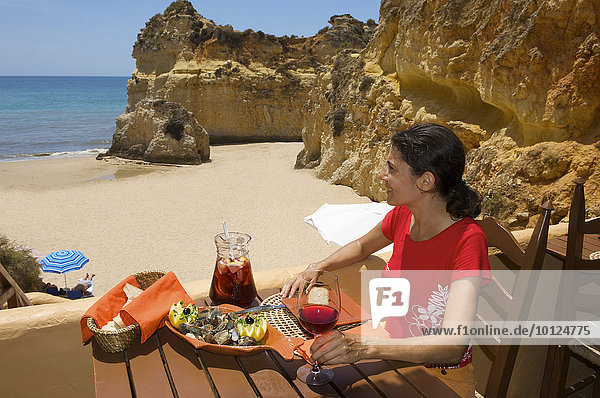 Frau in Restaurant am Praia dos Tres Irmaos bei Alvor  Algarve  Portugal  Europa