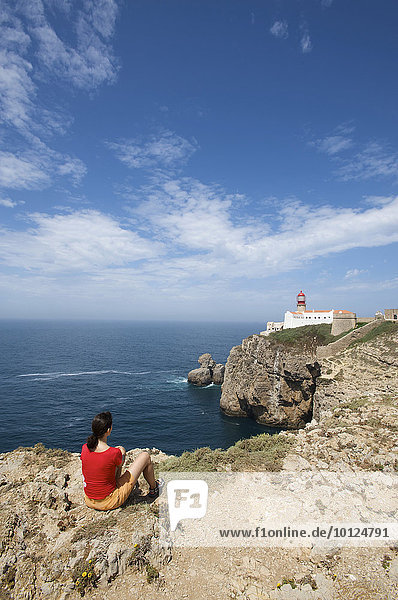 Frau mit Blick auf Leuchtturm am Cabo de Sao Vicente  Algarve  Portugal  Europa
