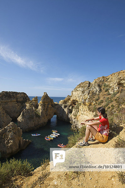 Frau mit Blick auf Ponta da Piedade bei Lagos  Algarve  Portugal  Europa