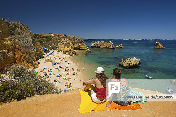 Zwei Frauen mit Blick auf Praia Dona Ana bei Lagos  Algarve  Portugal  Europa