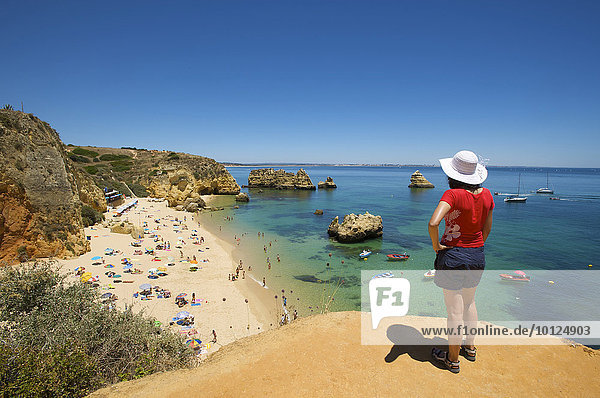Frau mit Blick auf Praia Dona Ana bei Lagos  Algarve  Portugal  Europa