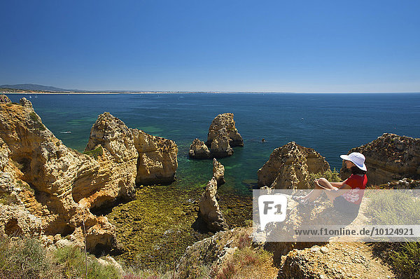 Frau mit Blick auf Ponta da Piedade  Algarve  Portugal  Europa
