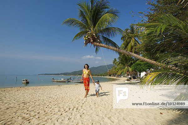 Frau am Strand  Lamai Beach  Insel Ko Samui  Thailand  Asia  Asien