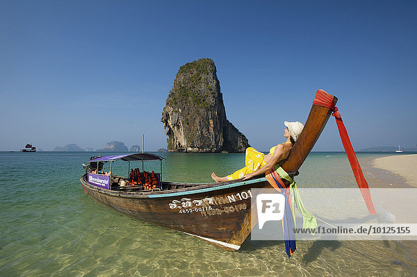 Frau auf einem Longtailboot am Laem Phra Nang Beach  Krabi  Thailand  Asien