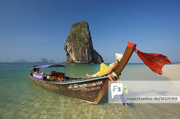 Frau auf einem Longtailboot am Laem Phra Nang Beach  Krabi  Thailand  Asien