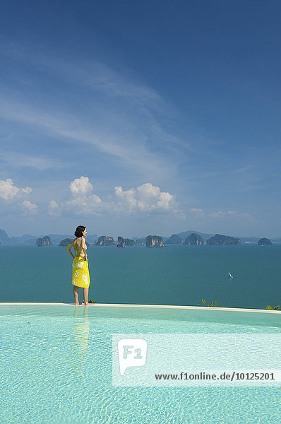 Frau am Privatpool einer Suite im Luxushotel Evason Six Senses Hideaway auf der Insel Yao Noi bei der Insel Phuket  Phang Nga Bay  Thailand  Asien