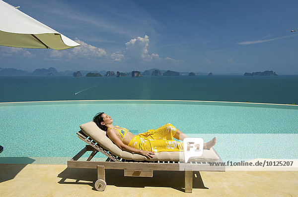 Frau am Privatpool einer Suite im Luxushotel Evason Six Senses Hideaway auf der Insel Yao Noi bei der Insel Phuket  Phang Nga Bay  Thailand  Asien