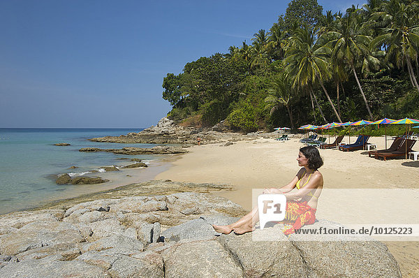 Frau am Surin Beach  Insel Phuket  Thailand  Asien