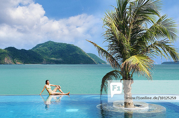 Frau am Pool  Evason Six Senses Spa Resort  Phuket  Thailand  Asien