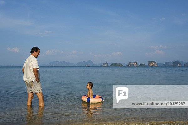 Vater mit Tochter am Strand  Insel Phuket  Phang Nga Bay  Thailand  Asien