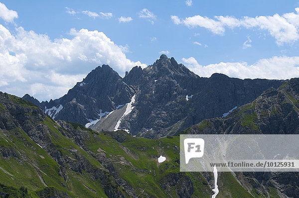 Blick von der Kanzelwand auf Berge im Kleinwalsertal  Allgäu  Vorarlberg  Österreich  Europa
