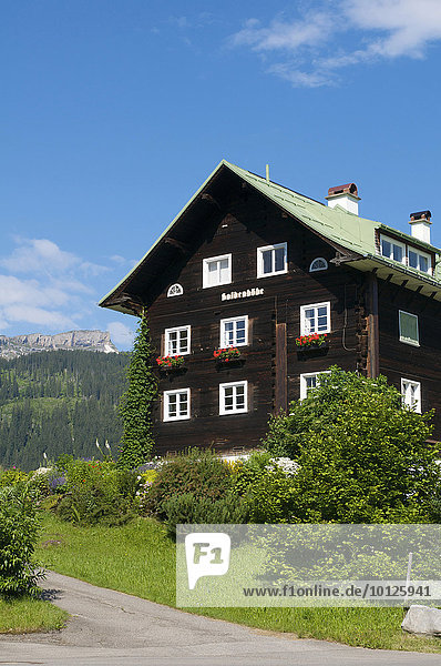 Haus bei Riezlern im Kleinwalsertal mit Hohem Ifen  Allgäu  Vorarlberg  Österreich  Europa