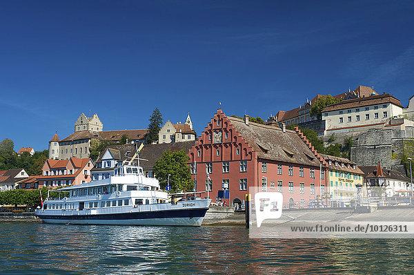 Ausflugsschiff vor der Stadtansicht von Meersburg mit Altem Schloss  Bodensee  Baden-Württemberg  Deutschland  Europa