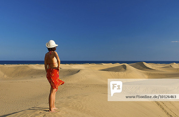 Frau an den Sanddünen von Maspalomas  Gran Canaria  Kanarische Inseln  Spanien  Europa