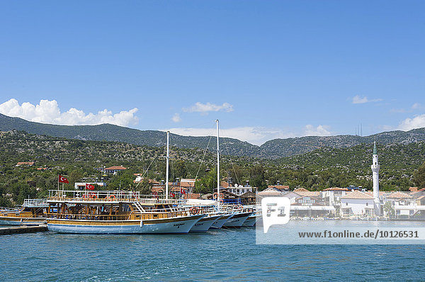 Ausflugsboot im Hafen von Ucagiz  türkische Südküste  Türkei  Asien