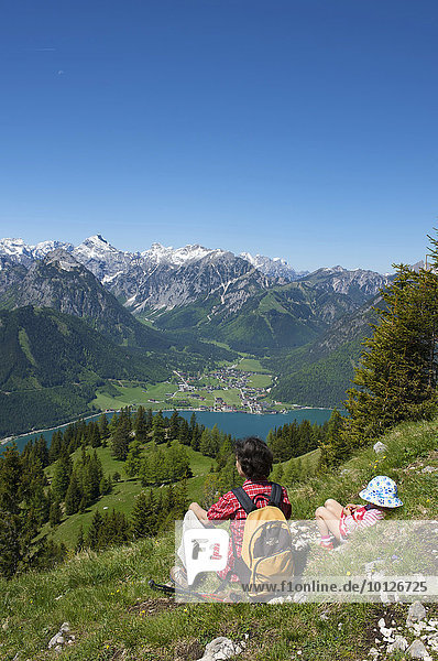 Wanderin und Kind mit Blick vom Durrakreuz auf den Achensee  Tirol  Österreich  Europa