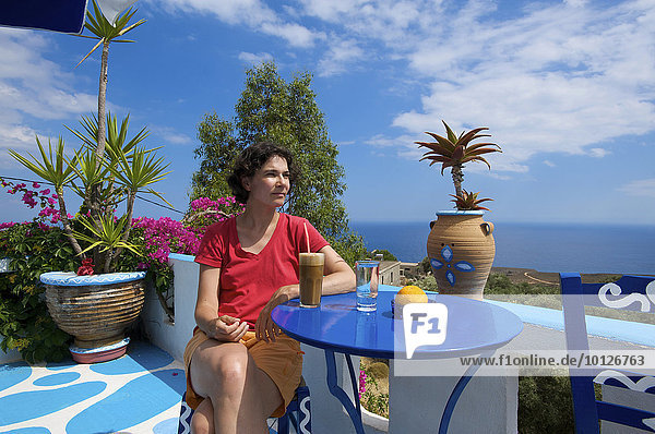 Frau in Taverna bei Chora Sfakion  Kreta  Griechenland  Europa