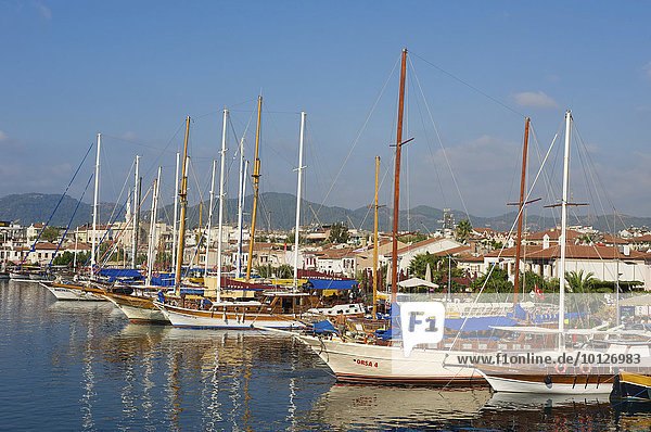 Yachthafen  hinten die Altstadt  Marmaris  türkische Ägäis  Türkei  Asien