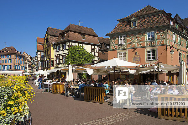 Fachwerkhäuser und Restaurants an einem Kanal im Quartier des Tanneurs  Altstadt von Colmar  Elsass  Frankreich  Europa